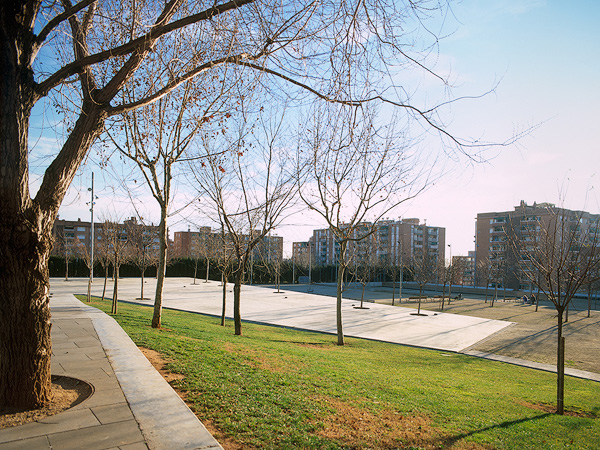 Fotografia d'arquitectura, plaça Lloreda, Badalona. Arquitecte: Isabel Bennassar