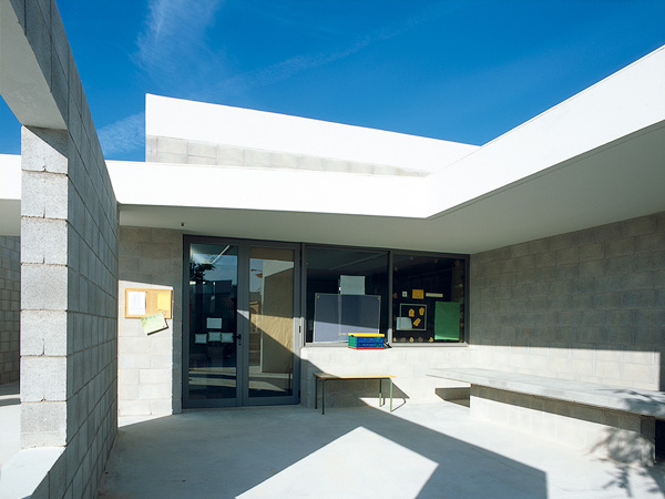 Fotografia d'arquitectura, espai exterior d'un aula infantil del CP Son Ferriol. Palma. Arquitectes: Xisco Pizà i Antoni Forteza