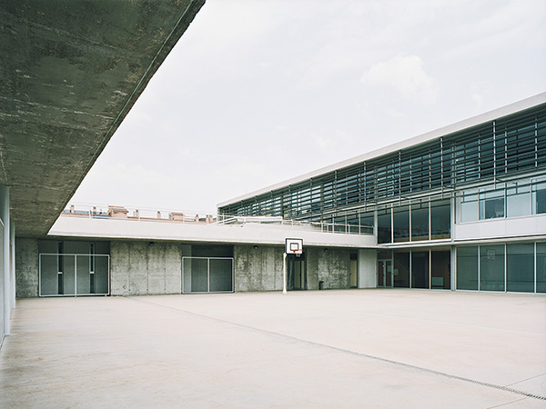 Fotografia d'arquitectura, pati al CP Cas Capiscol. Palma. Arquitectes: Miquel Àngel Lacomba i Joan Riera