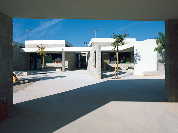 Fotografia d'arquitectura, exterior del CP Son Ferriol. Palma. Arquitectes: Xisco Pizà i Antoni Forteza