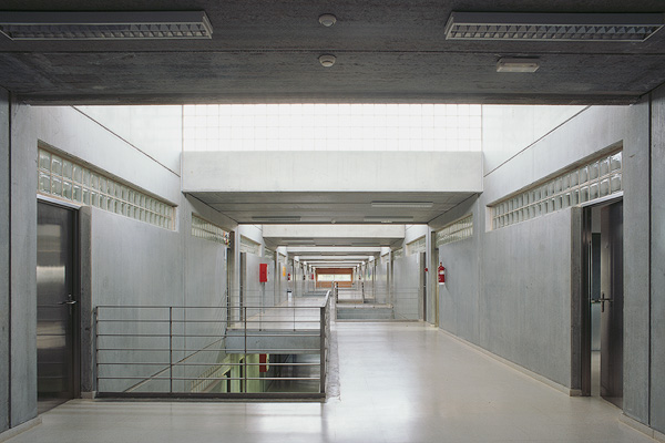 Fotografia d'arquitectura, corredor interior a IES Balàfia. Sant Llorenç. Arquitecte: Oscar Canalís