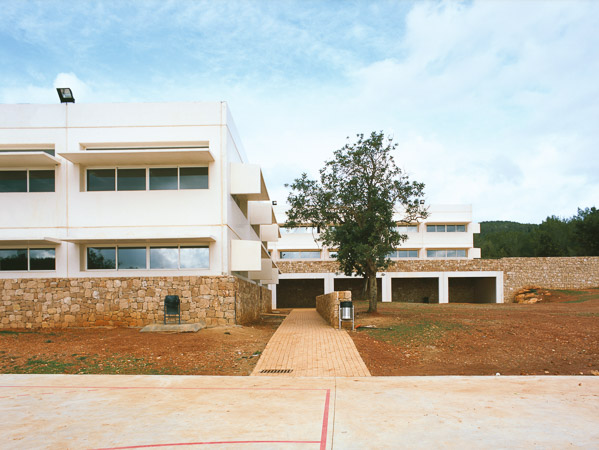 Fotografia d'arquitectura, exterior de l'IES Sant Agustí d'es Vedrà. Arquitecte: Oscar Canalís