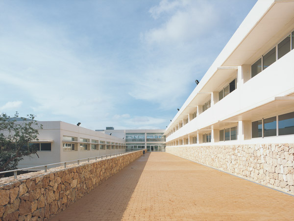 Fotografia d'arquitectura, exterior de l'IES Sant Agustí d'es Vedrà. Arquitecte: Oscar Canalís