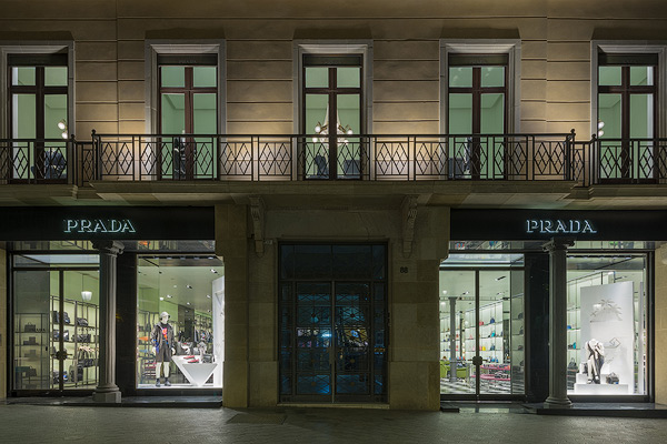 FFotografia interior de la botiga Prada a Passeig de Gràcia, Barcelona