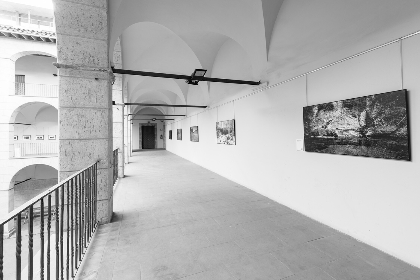 fotografia de l'exposició *Paisatge i llegenda del comte Arnau* a l’Observatori del Paisatge de Catalunya, antic hospici d'Olot