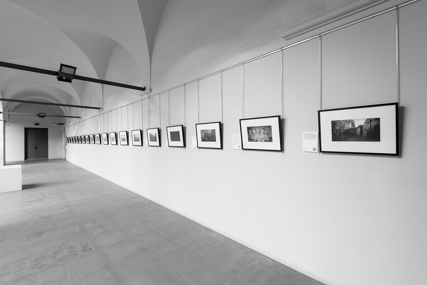 fotografia de l'exposició *Paisatge i llegenda del comte Arnau* a l’Observatori del Paisatge de Catalunya, antic hospici d'Olot