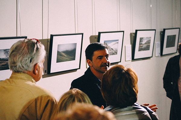 fotografia de l'inauguració de l'exposició Paisatge i llegenda del comte Arnau a l’Observatori del Paisatge de Catalunya, antic hospici d'Olot