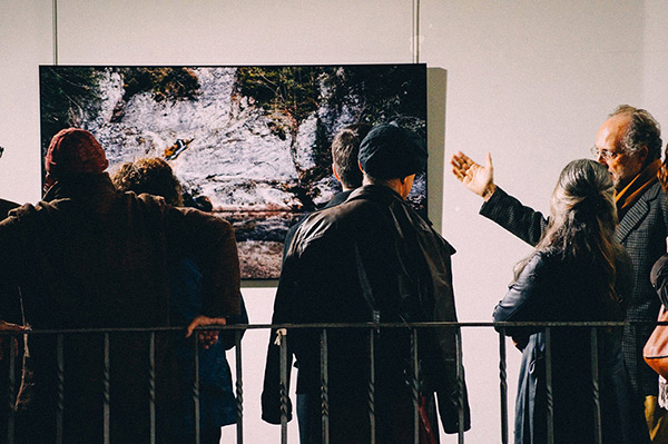 fotografia de l'inauguració de l'exposició Paisatge i llegenda del comte Arnau a l’Observatori del Paisatge de Catalunya, antic hospici d'Olot