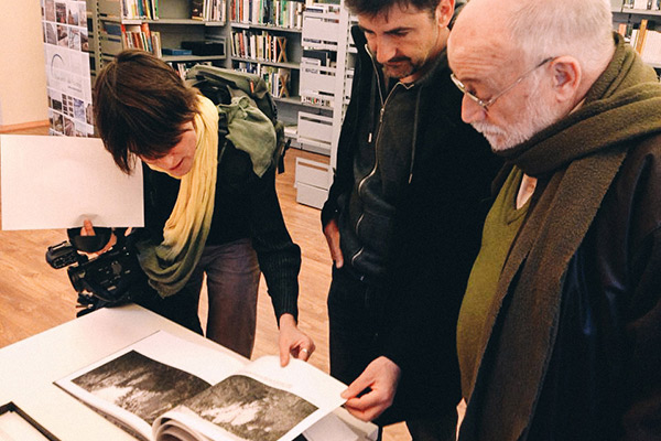 Ensenyant el llibre Paisatge i llegenda del comte Arnau a Mar Valldeoriola i Arcadi Oliveres, durant l'exposició a l’Observatori del Paisatge de Catalunya, antic hospici d'Olot