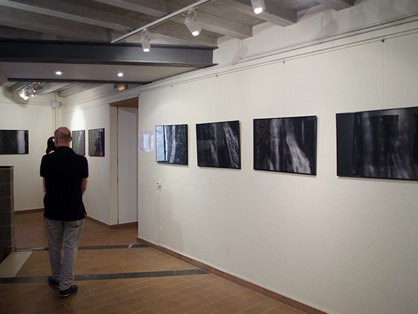 fotografia de l'exposició Diàleg sobre la caiguda de l'aigua al Museu Municipal de Tossa de Mar