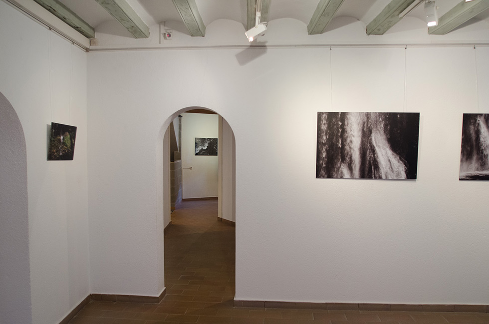 exposició Diàleg sobre la caiguda de l'aigua al Museu Municipal de Tossa de Mar