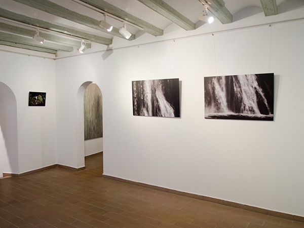 fotografia de l'exposició Diàleg sobre la caiguda de l'aigua al Museu Municipal de Tossa de Mar
