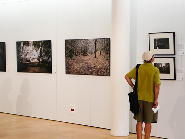 l'exposició del projecte fotogràfic *Paisatge i llegenda del comte Arnau* a la Biblioteca Carles Rahola de Girona