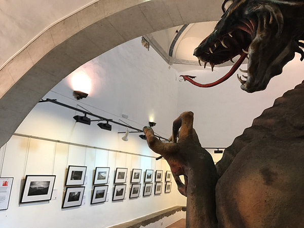 l'exposició fotogràfica *Paisatge i llegenda del comte Arnau* a la capella de Sant Antoni, durant el Festival de fotografia Mirades de Torroella de Montgrí