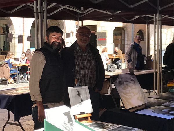 Pau Guerrero amb Eugeni Prieto, a la Fira de Fotografia d'Autor, durant el Festival de fotografia Mirades de Torroella de Montgrí