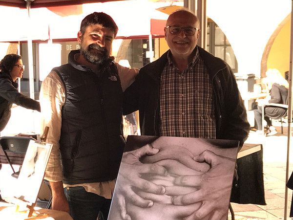 Pau Guerrero amb Eugeni Prieto, a la Fira de Fotografia d'Autor, durant el Festival de fotografia Mirades de Torroella de Montgrí