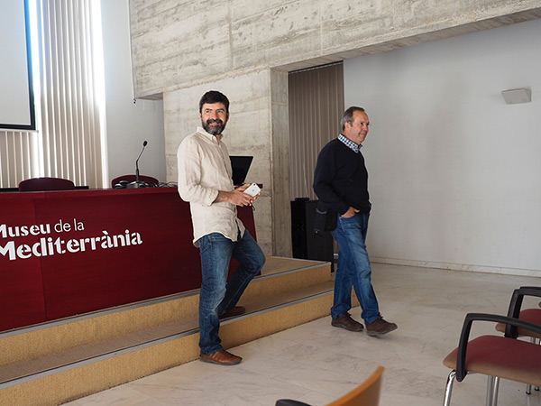 Pau Guerrero amb Vicenç Rovira, poc abans de la xerrada *Paisatge i llegenda del comte Arnau* al Museu de la Mediterrania, durant el Festival de fotografia Mirades de Torroella de Montgrí