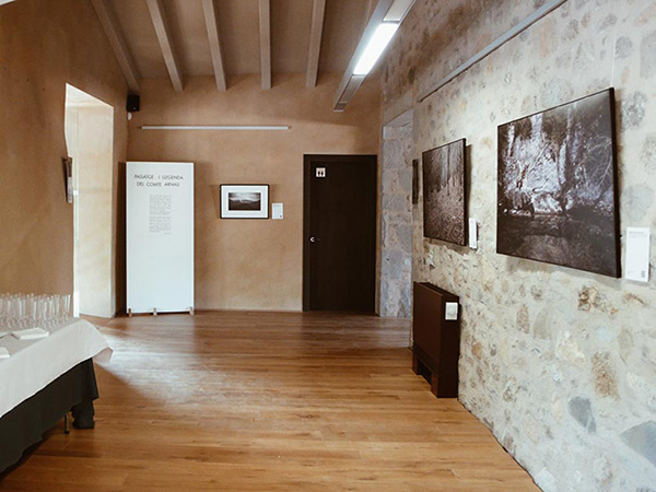 fotografia de l'exposició Paisatge i llegenda del comte Arnau al Palau de l'Abadia, Sant Joan de les Abadesses