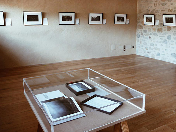 fotografia de l'exposició Paisatge i llegenda del comte Arnau al Palau de l'Abadia, Sant Joan de les Abadesses