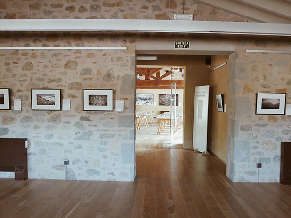 fotografia de l'exposició Paisatge i llegenda del comte Arnau al Palau de l'Abadia, Sant Joan de les Abadesses