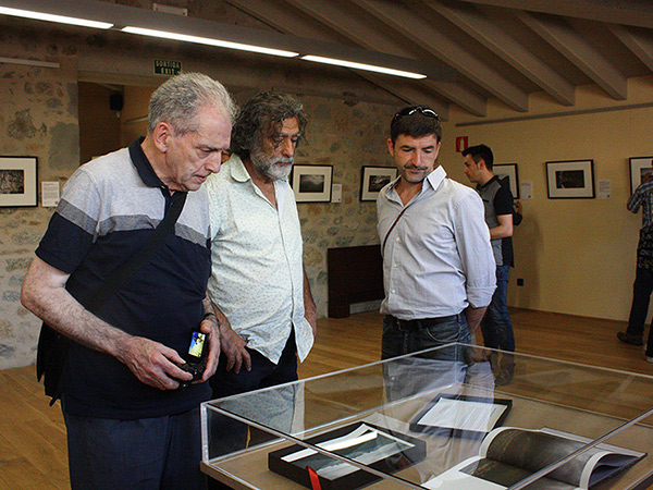 fotografia de l'inauguració de l'exposició Paisatge i llegenda del comte Arnau al Palau de l'Abadia, Sant Joan de les Abadesses