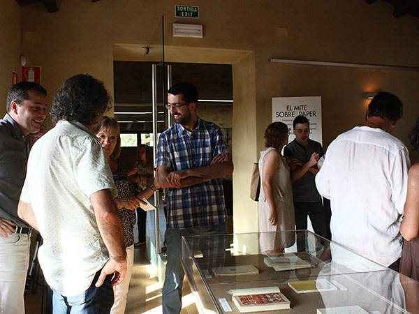 fotografia de l'inauguració de l'exposició Paisatge i llegenda del comte Arnau al Palau de l'Abadia, Sant Joan de les Abadesses