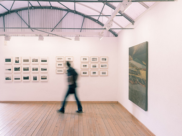 fotografia de l'exposició del projecte artístic Monegros al Km7 Espai d'Art José Luis Pascual. Pintura i dibuix de Jose M. Guerrero Medina i fotografia de paisatge de Pau Guerrero