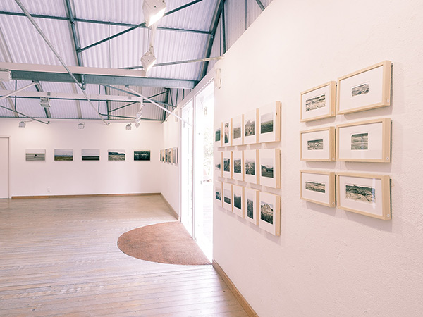 fotografia de l'exposició del projecte artístic Monegros al Km7 Espai d'Art José Luis Pascual. Pintura i dibuix de Jose M. Guerrero Medina i fotografia de paisatge de Pau Guerrero