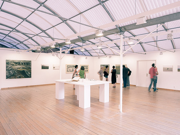 fotografia de l'exposició del projecte artístic Monegros al Km7 Espai d'Art José Luis Pascual. Pintura i dibuix de Jose M. Guerrero Medina i fotografia de paisatge de Pau Guerrero