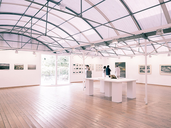 fotografia de l'exposició del projecte artístic Monegros al Km7 Espai d'Art José Luis Pascual. Pintura i dibuix de Jose M. Guerrero Medina i fotografia de paisatge de Pau Guerrero