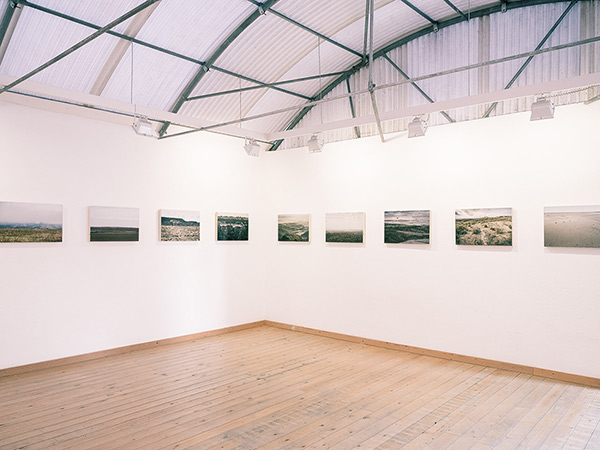 fotografia de l'exposició del projecte artístic Monegros al Km7 Espai d'Art José Luis Pascual. Pintura i dibuix de Jose M. Guerrero Medina i fotografia de paisatge de Pau Guerrero