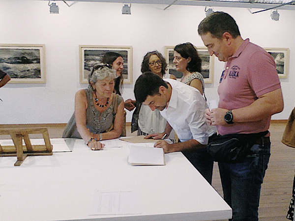 Fotografia de l'inauguració de l'exposició *Monegros*, de Jose M Guerrero i Pau Guerrero, al Km7 Espai d'Art José Luis Pascual