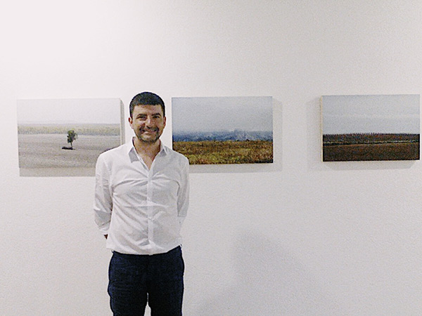 Pau Guerrero davant d'algunes de les seves fotografies a l' exposició *Monegros* al Km7 Espai d'Art José Luis Pascual