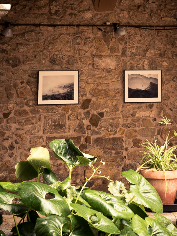 fotografia de l'exposició *Muntanyes caminant* al claustre de l'Hospital, Torroella de Montgrí, organitzada per Amics de la Fotografia de Torroella de Montgrí