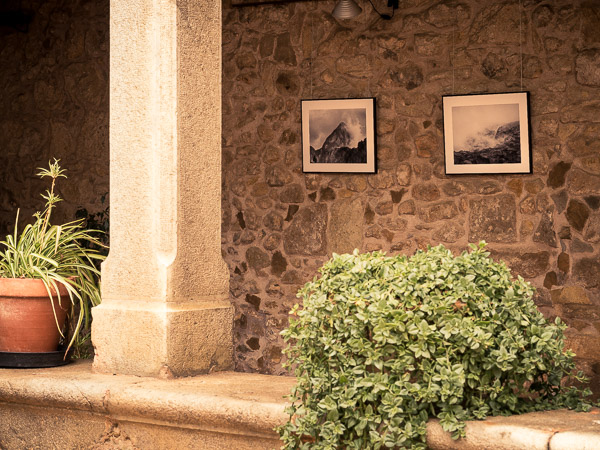 fotografia de l'exposició *Muntanyes caminant* al claustre de l'Hospital, Torroella de Montgrí