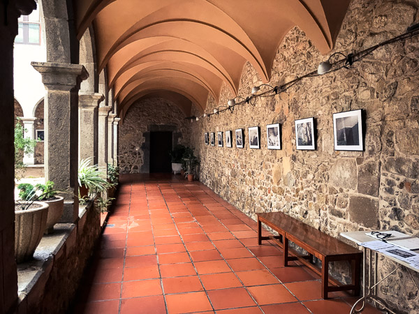 fotografia de l'exposició *Muntanyes caminant* al claustre de l'Hospital, Torroella de Montgrí