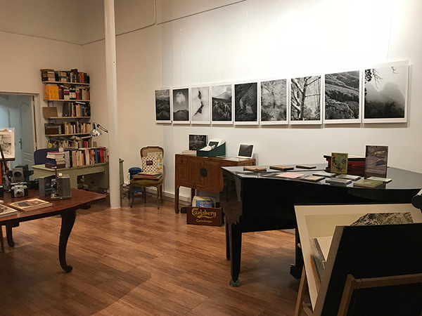 fotografia de l'exposició *Muntanyes caminant* a Pèrgam llibres