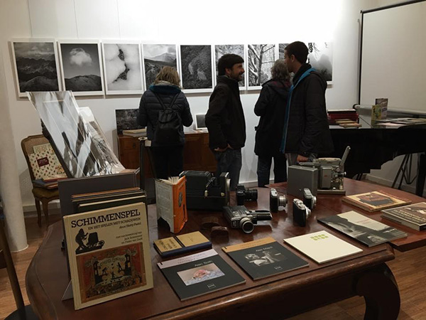 fotografia de l'exposició *Muntanyes caminant* a Pèrgam llibres