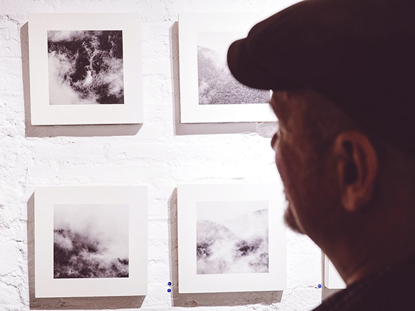 fotografia de l'inauguració de l'exposició *Paisatge Evanescent* de Pau Guerrero, al Photogenic Festival de Barcelona