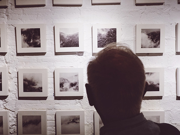 fotografia de l'inauguració de l'exposició *Paisatge Evanescent* de Pau Guerrero, al Photogenic Festival de Barcelona