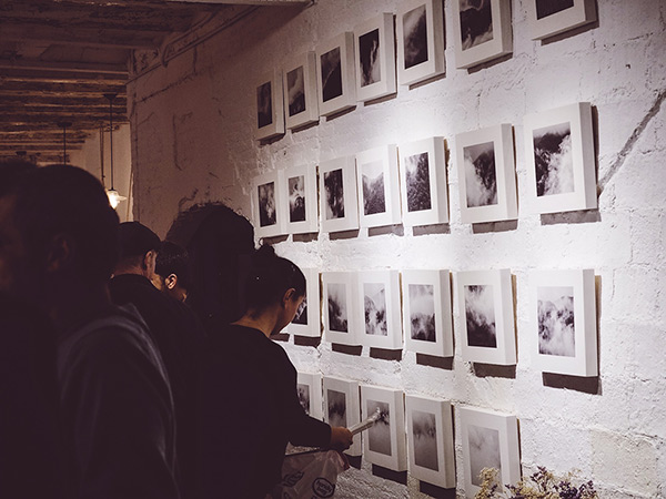 fotografia de l'inauguració de l'exposició *Paisatge Evanescent* de Pau Guerrero, al Photogenic Festival de Barcelona