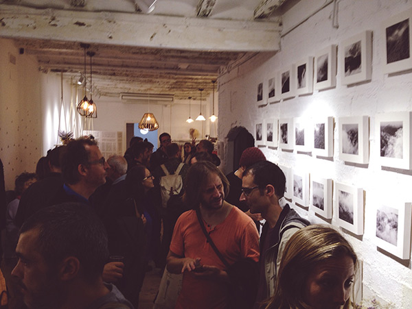fotografia de l'inauguració de l'exposició *Paisatge Evanescent* de Pau Guerrero, al Photogenic Festival de Barcelona