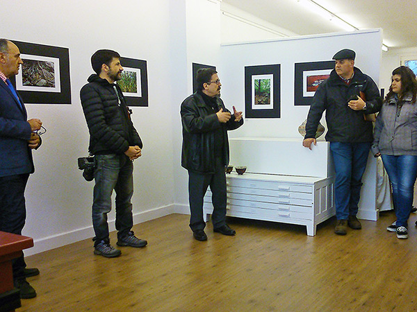 fotografia de l'inauguració de l'exposició Paisatges i racons de l'Albera a Populart