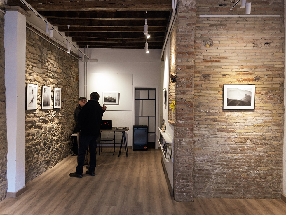 Exposició Muntanyes caminant, fotografies de Pau Guerrero a galeria fotogràfica Tres-e-u de Vic