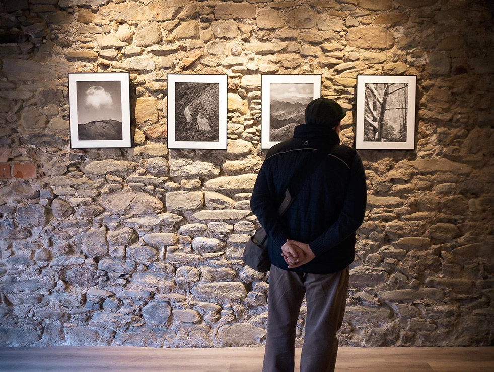 Exposició Muntanyes caminant, fotografies de Pau Guerrero a galeria fotogràfica Tres-e-u de Vic