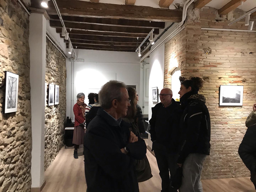 Exposició Muntanyes caminant, fotografies de Pau Guerrero a galeria fotogràfica Tres-e-u de Vic