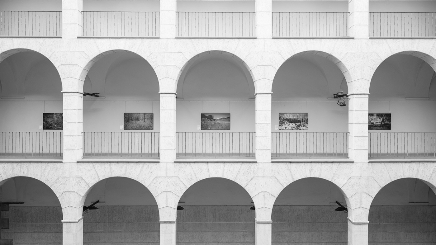 Fotografia de l’exposició Paisatge i llegenda del comte Arnau a l’Observatori del Paisatge de Catalunya, antic hospici d’Olot