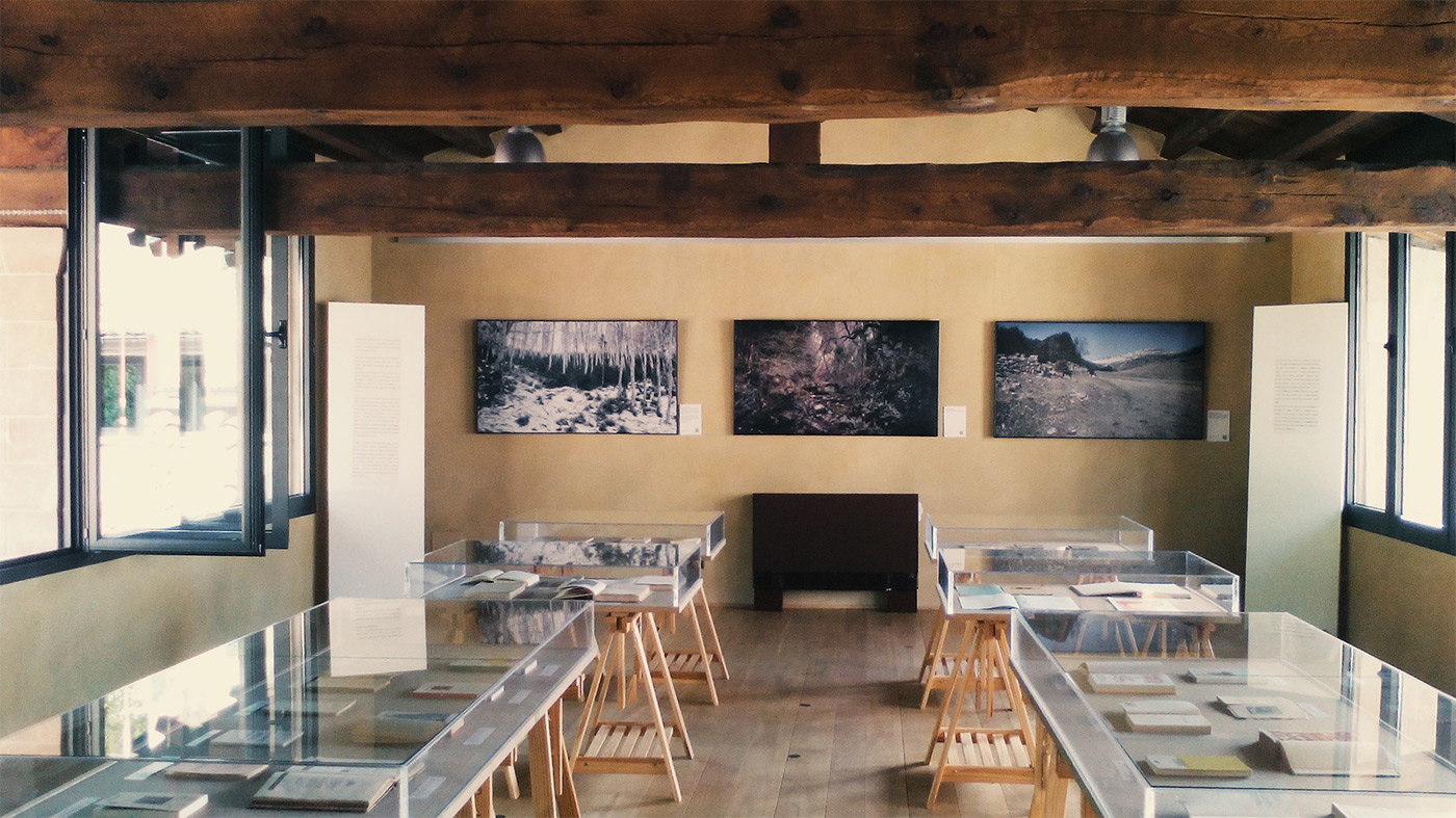 fotografia de l’exposició Paisatge i llegenda del comte Arnau al Palau de l’Abadia, Sant Joan de les Abadesses