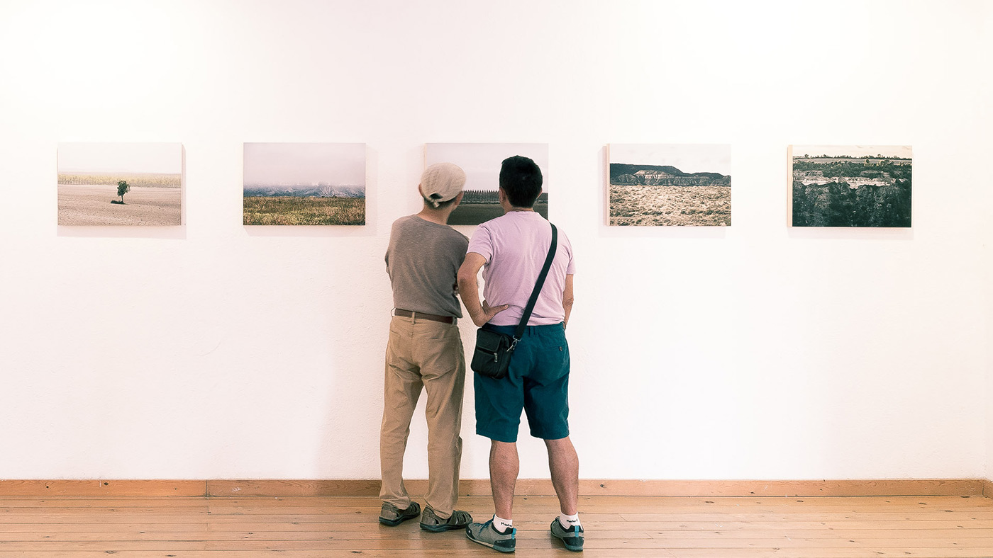 fotografia de l’exposició Monegros al Km7 Espai d’Art José Luis Pascual. Fotografies de paisatge dels Monegros