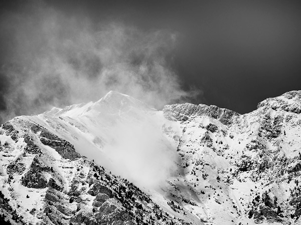 El torb aixecant la neu, fotografia de paisatge feta al camí vell de Boí a Durro, de la sèrie *Muntanyes caminant*